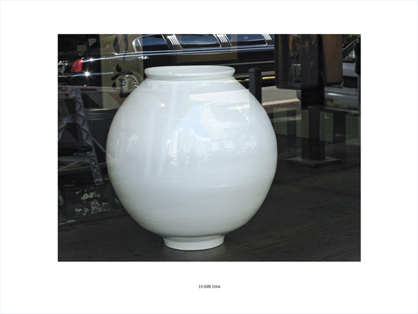 {Vitrine (avec grand vase blanc), New York, 19 juin 2004}
