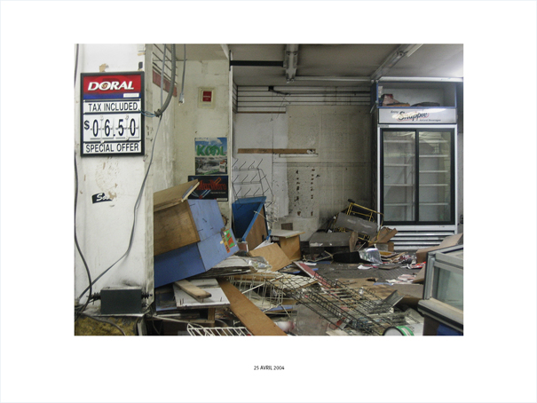 {Magasin abandonné, New York, 25 avril 2004 }