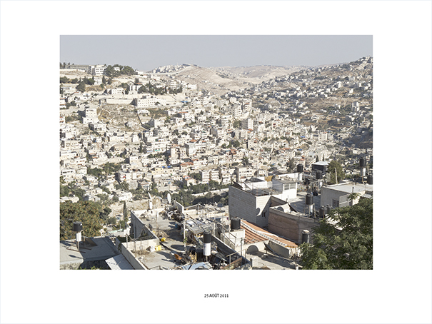 {Depuis le rempart sud : Jérusalem est et le mur de séparation #5, Jérusalem, 25 août 2011}