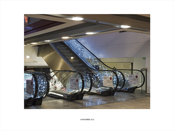 {Escalators (avec guirlandes lumineuses), Paris, 18 novembre 2012}