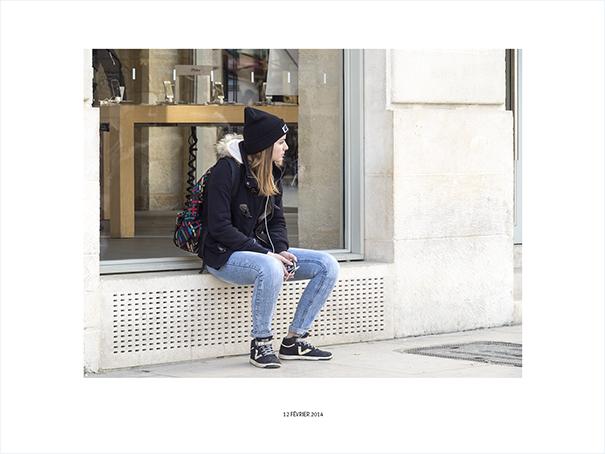 {Jeune fille devant l'Apple store, Bordeaux, 12 février 2014}
