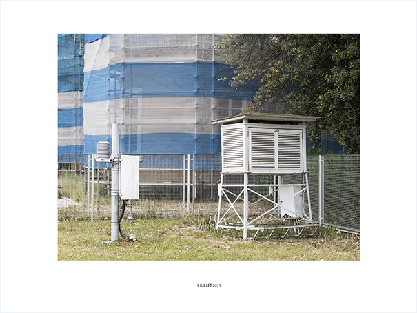 {Observatoire (avec appareils de mesure) #3, Lisbonne, 5 juillet 2015}, 2016