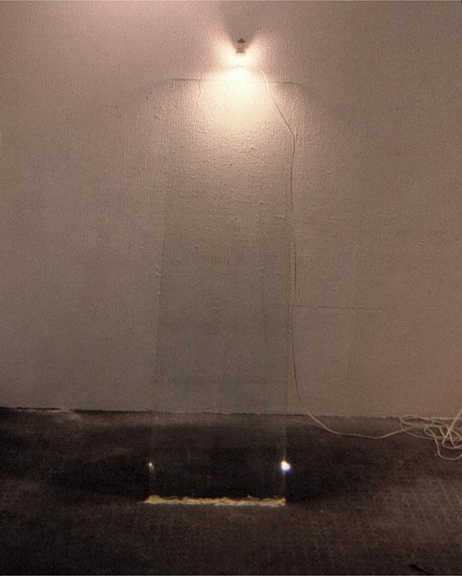 {Plaque de verre ne pouvant plus échapper à son destin}, 1990