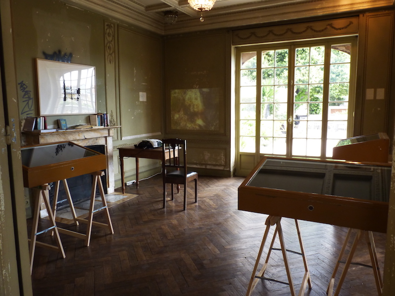 de gauche à droite : Mobilier et éléments de la collection du Muséum d'histoire naturelle de Nice, bibliothèque (fond privé)