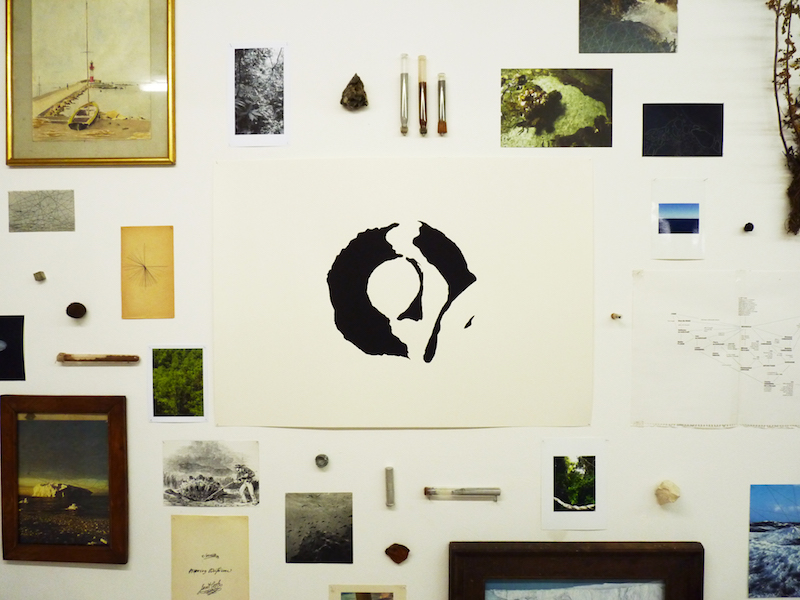 Vue de l'exposition {{ Moana Fa'a'aro, sur l'{Antichtone,} }} la Vitrine, LAC&S, 2017