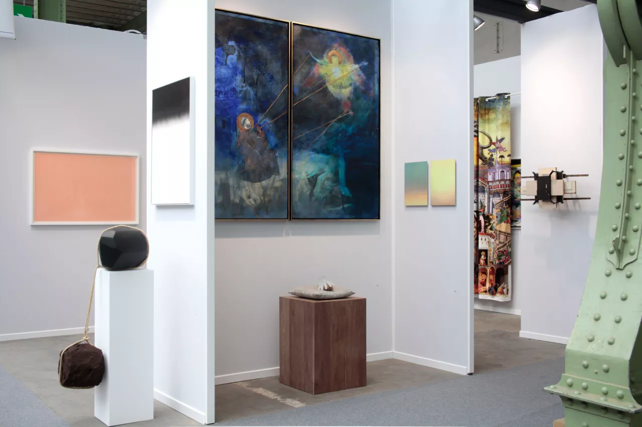 À gauche, sur socle : Caroline Le Méhauté, Négociation 85, 2016 Mur du fond, à gauche : œuvre d'Elodie Huet