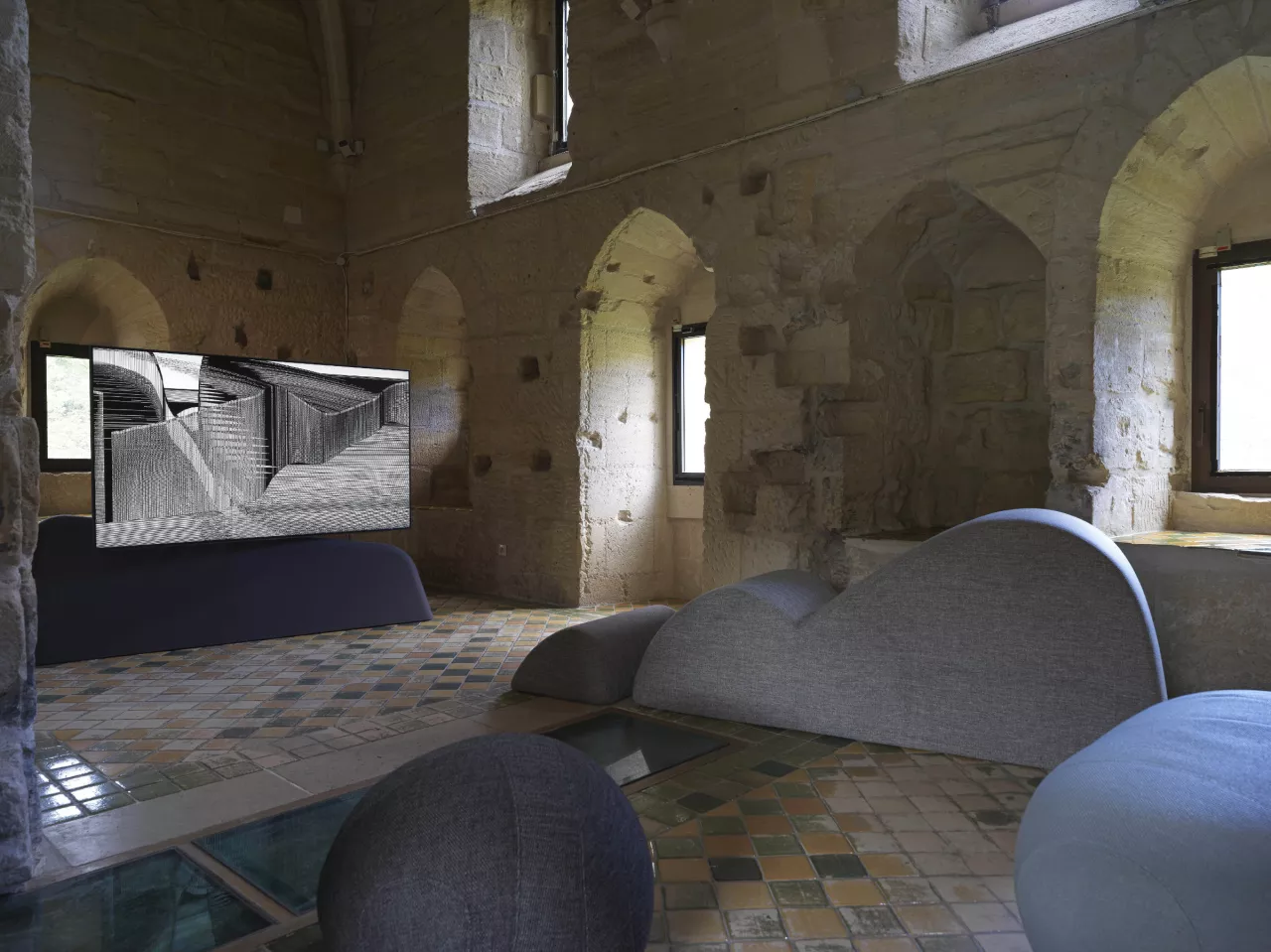 Vue de l'exposition De profundis ascendam, Abbaye de Maubuisson, 2022