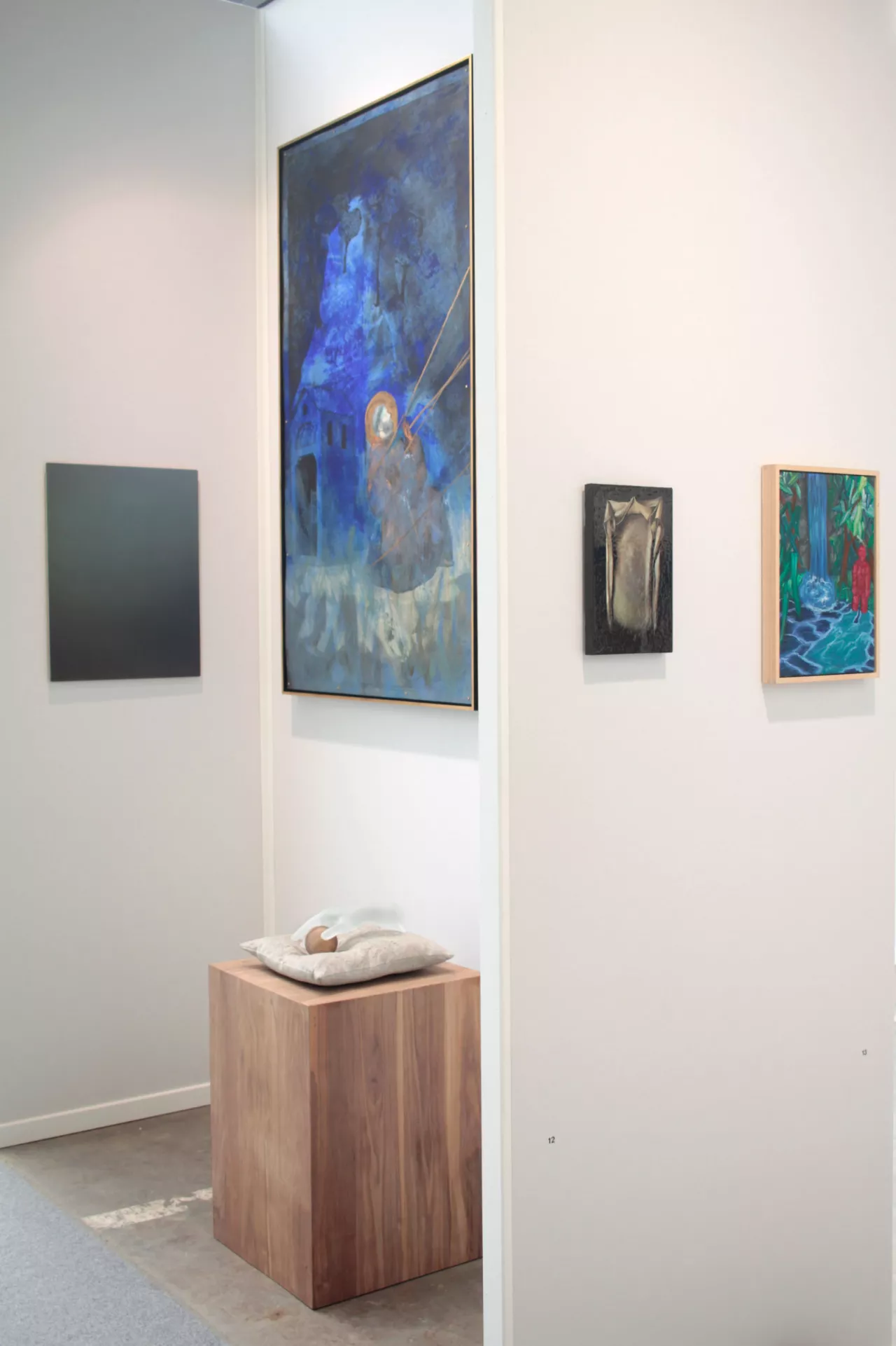 Sur socle : œuvre de Takahiro Kudo Mur de droite : œuvres de Giammarco Falcone Au centre : œuvre d'Enne Boi