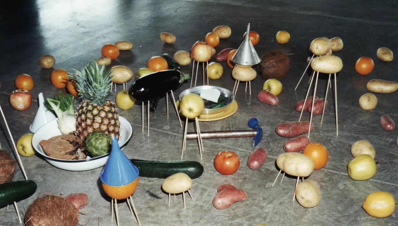 {Le je-ne-sais-quoi des conversations de choses diverses...}, 2001