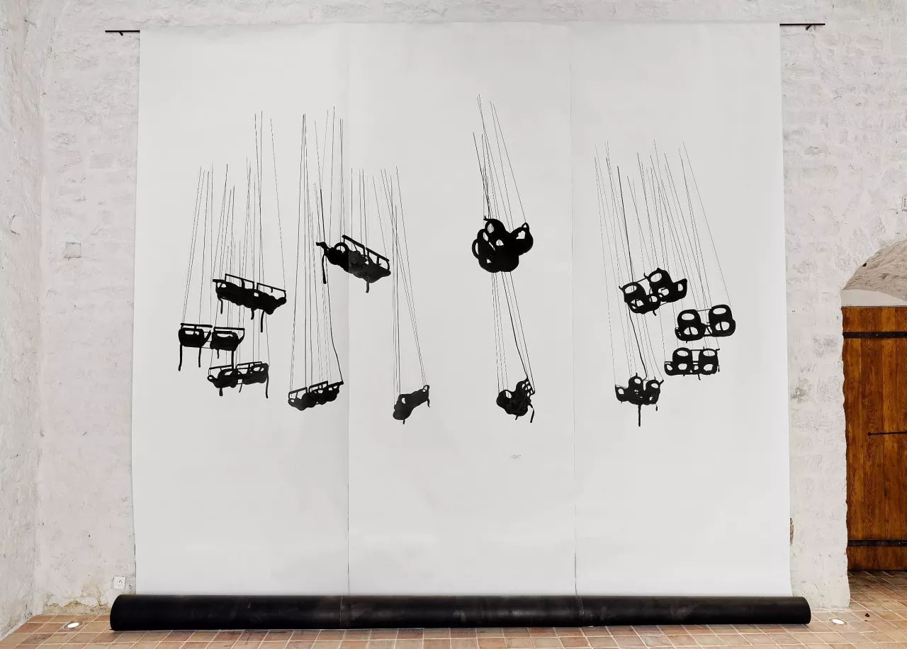 {Chaises volantes,} 2014 