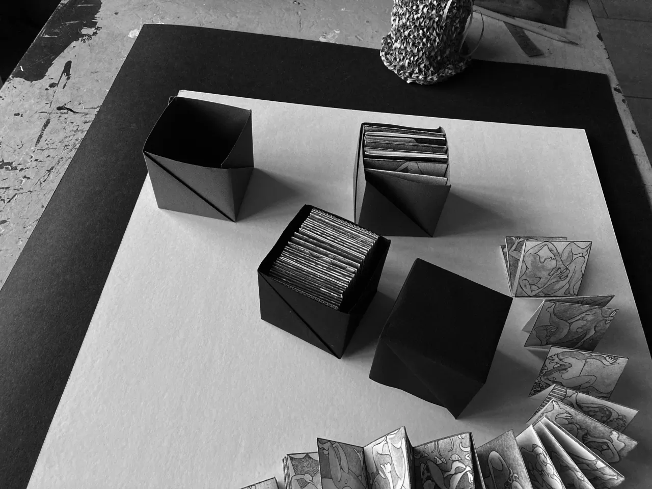 Gravure présentée dans une boîte en papier (6 x 6 cm) sous la forme d'un cube obtenu par l'intermédiaire de pliages et de découpages