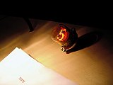 Dispositif lumineux égrenant les chiffres de 1 à 10. Ce système intégré à la table de conférence permet aux quatre acteurs de synchroniser leur lecture.