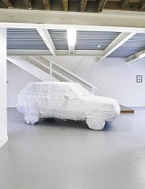 {The White Car With the Sound Of Its Own Filming}, 2017, Benoit Pierre et Franck Dubois.