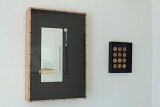  Surf pour la mémoire et pour l'oubli, 2014 Casse bois, miroir, brosse à dent, isolant, savon, 90 x 70 x 20 cm À droite : Constellation du cercle des petits animaux, 2013 Bois, plexiglas, 40 x 30 x 6 cm