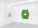 Vue de l'exposition Dark Star, avec David Malek et Blair Thurman, Ribordy Contemporary, Genève (CH), 2016 Mur de droite : Blair Thurman, Outland , 2016