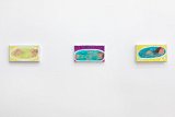 De gauche à droite : A Hot Bath, 2022 Pastel à l'huile sur toile, 12 x 22 cm At Home, 2022 Pastel à l'huile sur toile, 12 x 22 cm Meet me In the Bathroom, 2022 Pastel à l'huile sur toile, 12 x 22 cm Collection privée