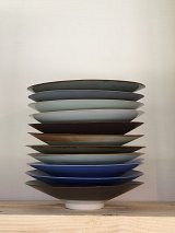 {Empilement d'assiettes}, 2017