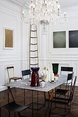 Mur de gauche : œuvre de Sophie Whettnall Au centre : œuvre de Valentin Lolleman Sur la table : œuvre de Jeanne Susplugas