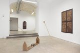 Vue de l'exposition Les jours tranquilles, Galerie Pierre Poumet, Bordeaux, 2019 L'ensemble des œuvres de l'exposition a été réalisé en bois (pin et contreplaqué).