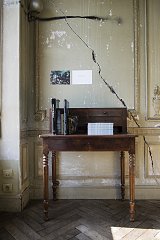 Détail sur bibliothèque (fond privé), document en distribution libre (photographie et texte, 500 exemplaires)