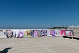 Vue de l'exposition à la sauvette Les Rayons du soleil brûlent nos peaux. éd 1, toit de la Cité Radieuse, Marseille