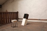 Enceinte sur socle incliné diffusant un recueil de paroles de 5 minutes 11, tabouret