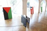 À gauche : Madinina, 2020 Acrylique sur bois, 150 x 100 cm Au sol : Milton, 2020 Vidéo, 6 minutes (en boucle), bande son en collaboration avec Post-California Écran led, miroir, acier, 110 x 62 cm