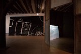 A gauche : peinture acrylique sur bâche agricole noire A droite : silo à grain et vidéo