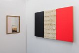 À droite : Sans titre (drapeau), 2019 Chêne, mdf, crépi, acrylique, fourrure, 139 × 92,5 cm