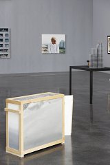 Au mur : œuvre de Valérie Jouve Sur la table : œuvre de Bertrand Lamarche