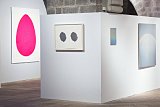 À gauche : œuvre de Seulgi Lee Au centre : œuvre de Jane Harris