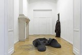 Vue de l'exposition Tu vas manger un pied-bouche, CLOVIS XV, Bruxelles, 2017 Ludovic Beillard et Coraline Guilbeau