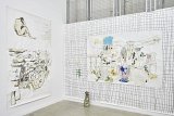  Non loin du pédiluve, 2019 (à gauche) Graphite, aquarelle et collage sur papier, 240 cm x 150 cm Sans titre, 2020 (à droite) Graphite, aquarelle, peinture acrylique et collage sur papier, 230 cm x 150 cm