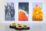 Au premier plan : Job, 2023 Assemblage de brosses, 200 x 100 x 35 cm