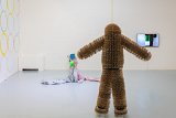 Au premier plan : Entre êtres humains, 2023 Assemblage de brosses, 200 x 150 x 40 cm