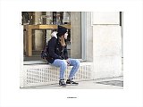 {Jeune fille devant l'Apple store, Bordeaux, 12 février 2014}