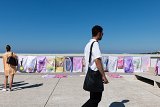 Vue de l'exposition à la sauvette Les Rayons du soleil brûlent nos peaux. éd 1, toit de la Cité Radieuse, Marseille