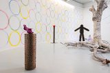 Au mur : Paysage d'été, 2023 Cercles peints au balai brosse, 50 x 160 cm
