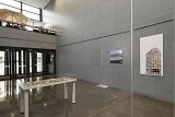 Sous vitrine : œuvre de Fabienne Albin Au mur et au sol : œuvres de Laure Tixier