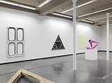 Vue de l'exposition 5 rue du Mail, Galerie Triple V, Paris, 2016 Avec Alex Brown, Blair Thurman, Christian Andersson, David Malek, Delphine Reist, Gerald Petit, Hugo Pernet, James Angus, John Tremblay, Laurent Montaron, Leo Fabrizio, Matthew McCaslin, Michael Scott, Nicolas Roggy, Ohad Meromi, Pierre Vadi, Raquel Dias, Robert Stadler, Servane Mary, Sylvain Rousseau