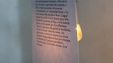 Texte sur papier, ampoule