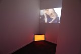 Vue de l'installation à Silicone, Bordeaux Moniteur et projection de la vidéo Basketball