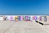 Vue de l'exposition à la sauvette Les Rayons du soleil brûlent nos peaux. éd 1, toit de la Cité Radieuse, Marseille