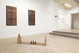Vue de l'exposition Les jours tranquilles, Galerie Pierre Poumet, Bordeaux, 2019 L'ensemble des œuvres de l'exposition a été réalisé en bois (pin et contreplaqué).