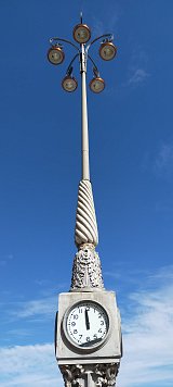 Documentation de la recherche Une image du temps rompu durant le premier confinement. Horloge publique avec une aiguille décrochée. Place de la Comédie, Bordeaux