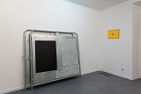 À gauche : Noir, 2019 Acier, crépi, acrylique, 158 x 154 cm