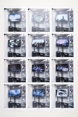 {[minutes] #11, Vitrine (avec voyage aérien et reflets), Toulouse, 19 août 2019}, février 2022