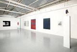 Vue de l'exposition Le Faux Miroir - « L'art est un mensonge qui nous fait réaliser la vérité ... », Rodolphe Janssen Gallery, Bruxelles (B), 2010 Avec Tauba Auerbach, Anne Collier, Alex Hubbard, Nathan Hylden, Jacob Kassay, David Malek, Peter Peri, Josh Tonsfeldt