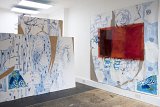 À gauche : Simon Rayssac, Sans titre (Carte de Waterloo), 2018 Huile sur papier sur panneau, 183 x 245 cm
