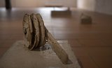 Objet enterré (goutte à goutte) sur socle en béton
